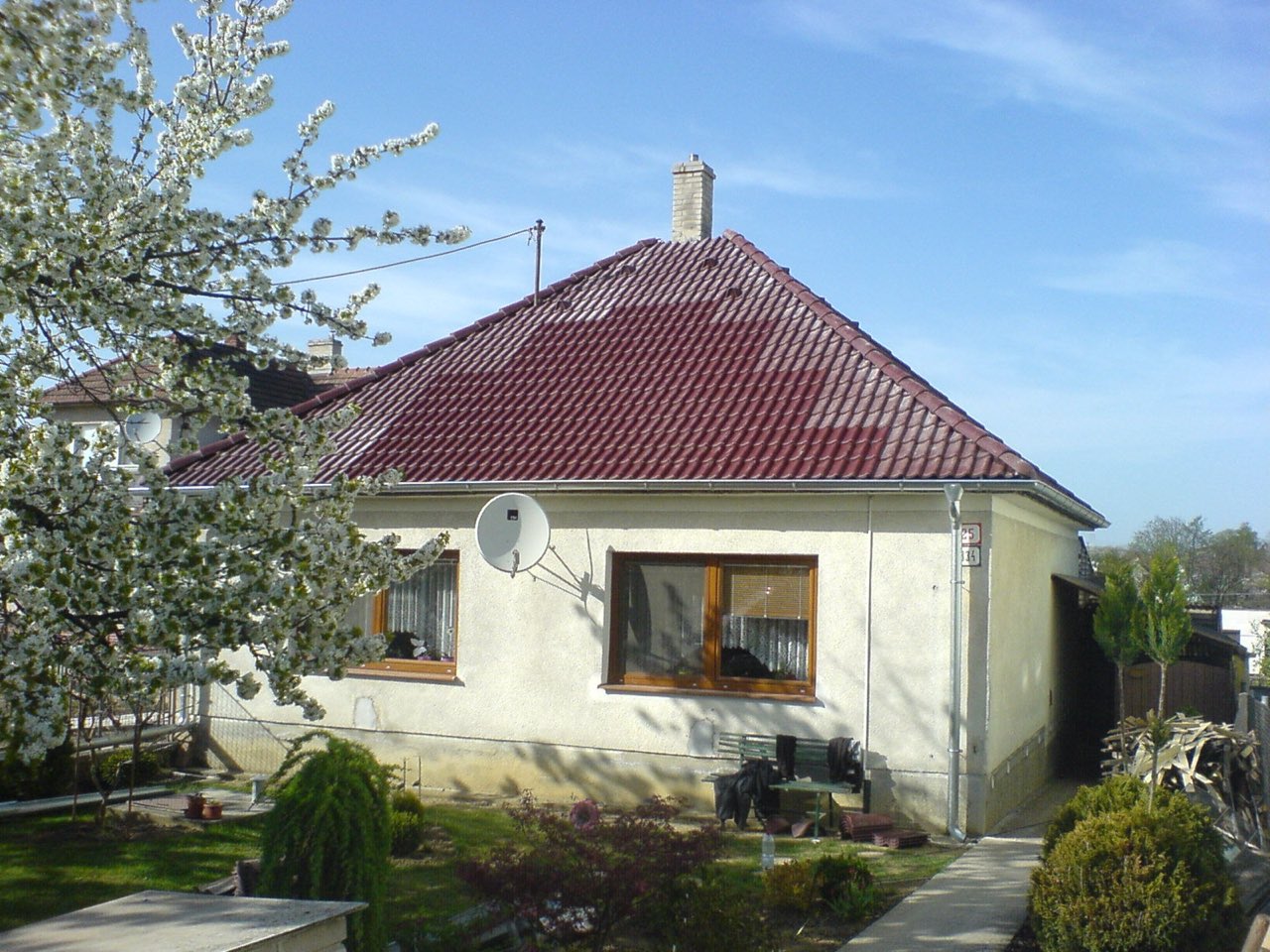 Rekonštruovaná strecha s červenou škridlou na rodinnom dome